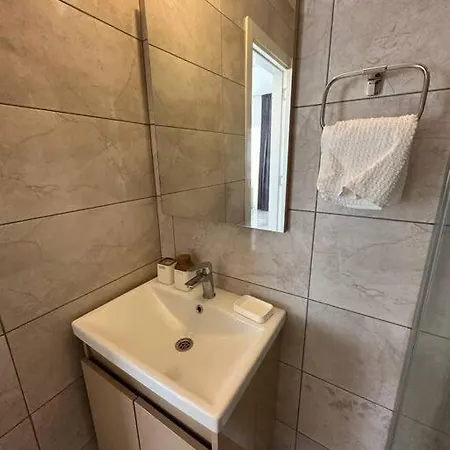 1+1 Melis Alsancak Apartment Karavas  Exterior photo
